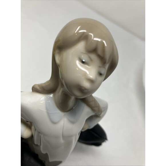 Lladro Girl In Nightgown Stretching Figurine 4872 Glossy Finish Spain - Picture 8 of 16